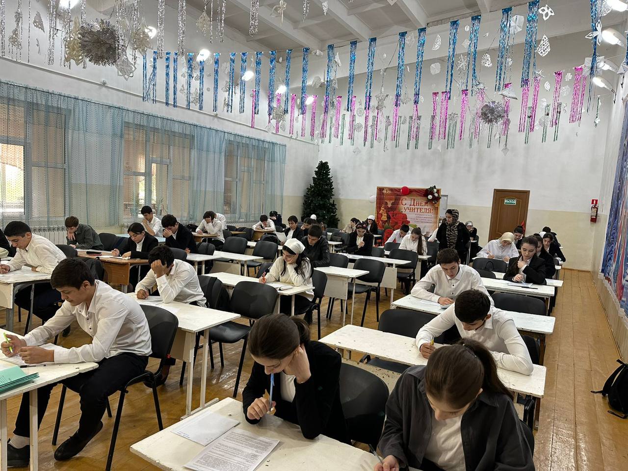 Пробные ЕГЭ по русскому языку и по математике.