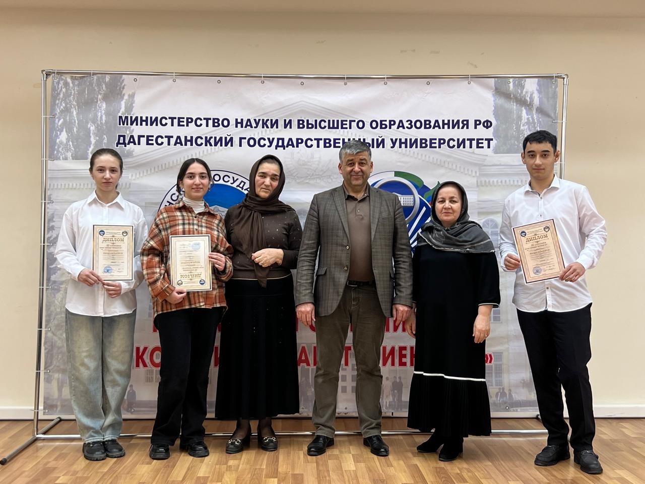 АБИТУРИЕНТ ДГУ.