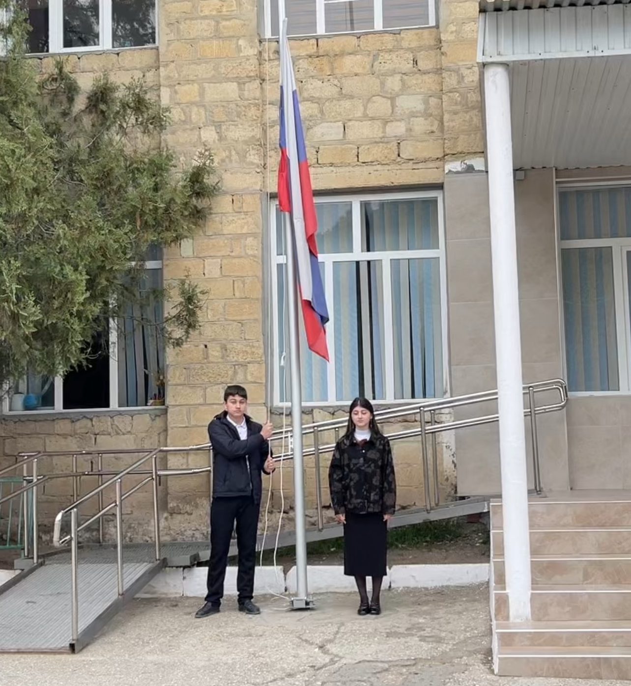 Поднятие флага и исполнение гимна Российской Федерации..